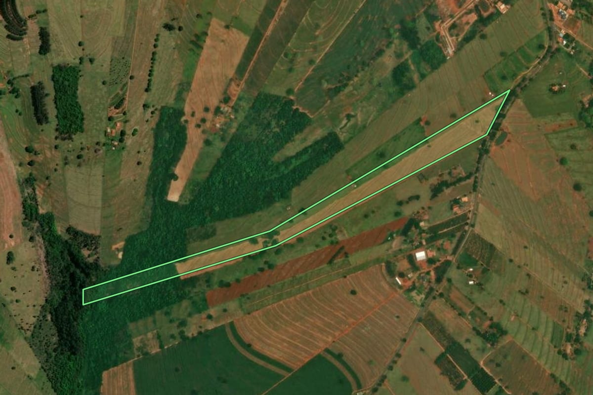 Imagem de satélite do imóvel rural em São Jorge do Patrocínio (PR), com o contorno declarado no CAR desenhado por cima.