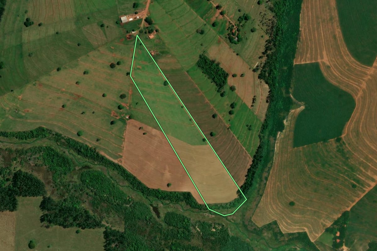 Imagem de satélite do imóvel rural em São Jorge do Patrocínio (PR), com o contorno declarado no CAR desenhado por cima.