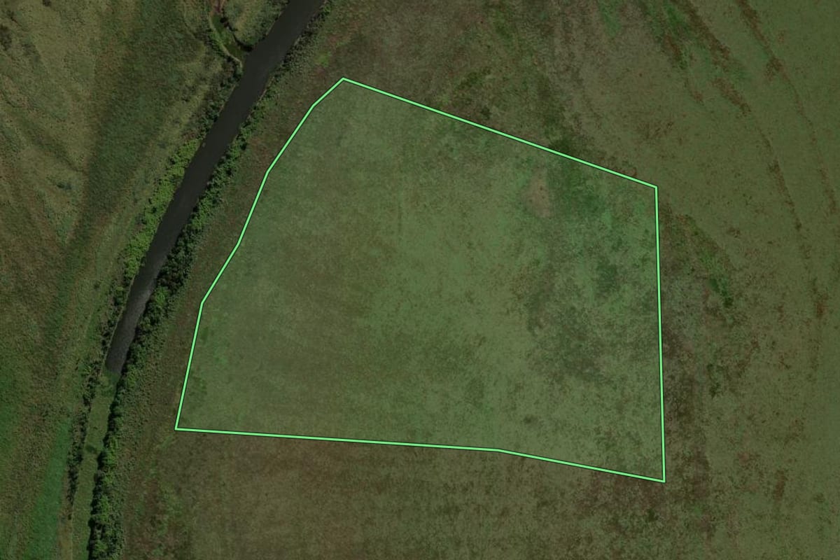 Imagem de satélite do imóvel rural em São Jorge do Patrocínio (PR), com o contorno declarado no CAR desenhado por cima.