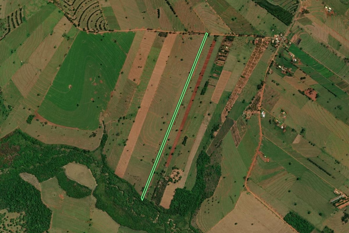 Imagem de satélite do imóvel rural em São Jorge do Patrocínio (PR), com o contorno declarado no CAR desenhado por cima.