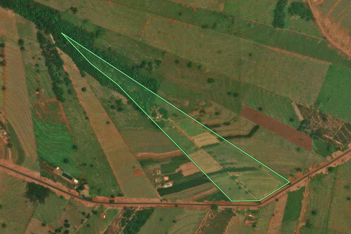 Imagem de satélite do imóvel rural em São Jorge do Patrocínio (PR), com o contorno declarado no CAR desenhado por cima.