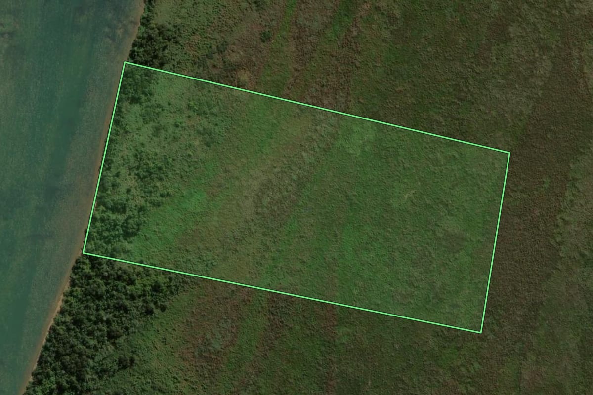 Imagem de satélite do imóvel rural em São Jorge do Patrocínio (PR), com o contorno declarado no CAR desenhado por cima.