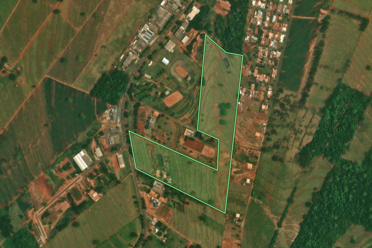 Imagem de satélite do imóvel rural em São Jorge do Patrocínio (PR), com o contorno declarado no CAR desenhado por cima.