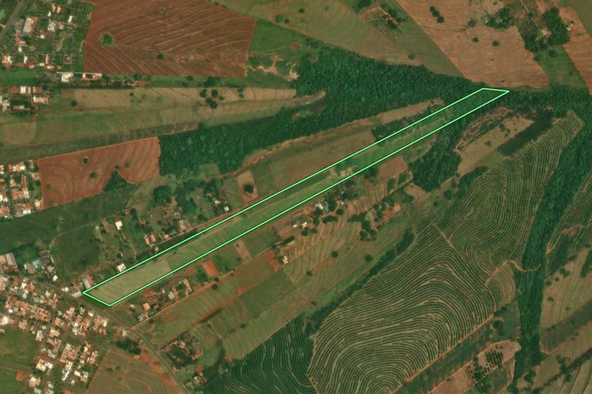 Imagem de satélite do imóvel rural em São Jorge do Patrocínio (PR), com o contorno declarado no CAR desenhado por cima.