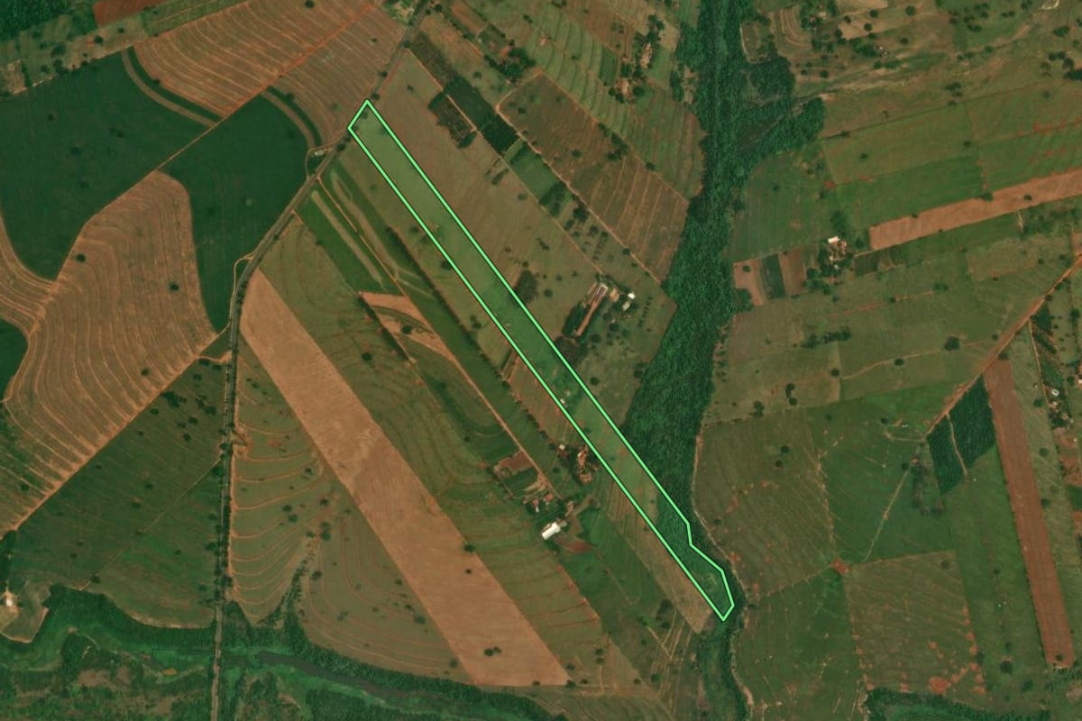 Imagem de satélite do imóvel rural em São Jorge do Patrocínio (PR), com o contorno declarado no CAR desenhado por cima.