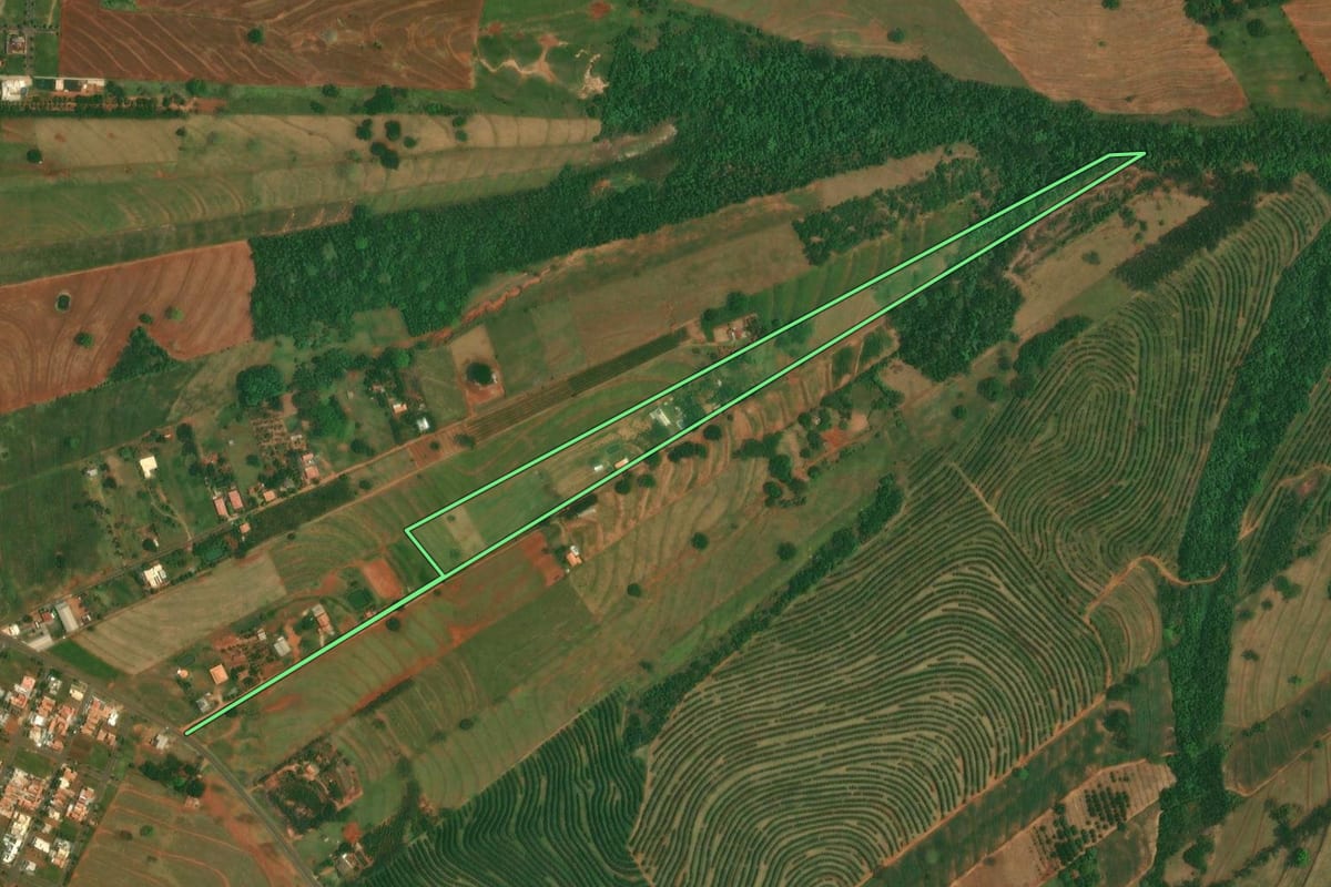 Imagem de satélite do imóvel rural em São Jorge do Patrocínio (PR), com o contorno declarado no CAR desenhado por cima.