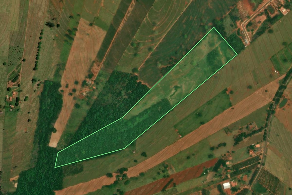 Imagem de satélite do imóvel rural em São Jorge do Patrocínio (PR), com o contorno declarado no CAR desenhado por cima.