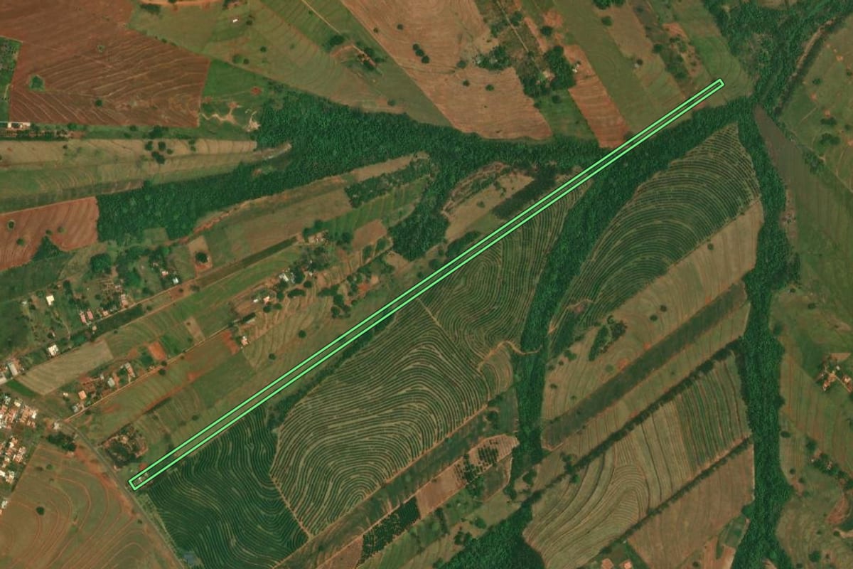 Imagem de satélite do imóvel rural em São Jorge do Patrocínio (PR), com o contorno declarado no CAR desenhado por cima.