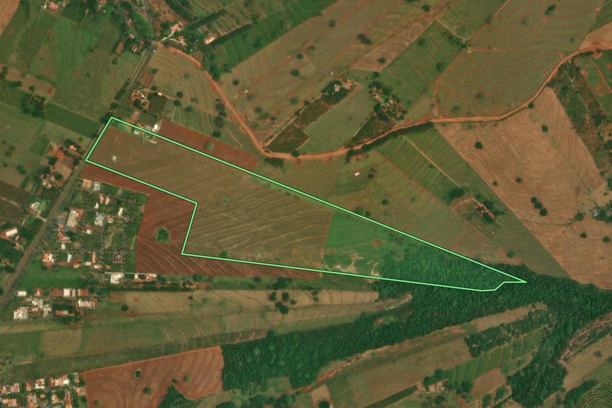 Imagem de satélite do imóvel rural em São Jorge do Patrocínio (PR), com o contorno declarado no CAR desenhado por cima.