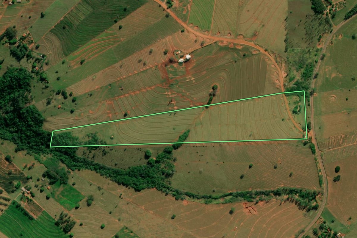 Imagem de satélite do imóvel rural em São Jorge do Patrocínio (PR), com o contorno declarado no CAR desenhado por cima.