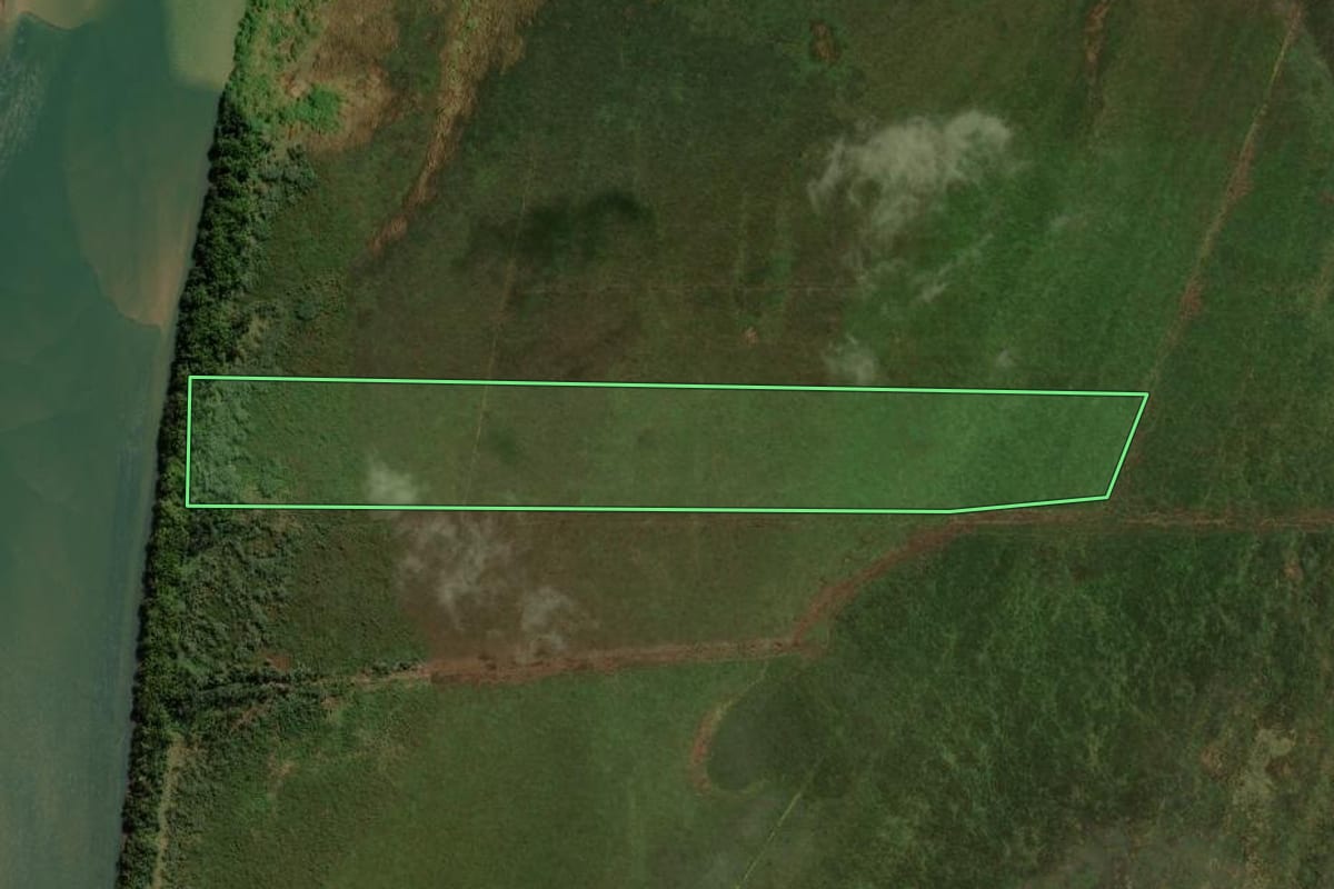 Imagem de satélite do imóvel rural em São Jorge do Patrocínio (PR), com o contorno declarado no CAR desenhado por cima.
