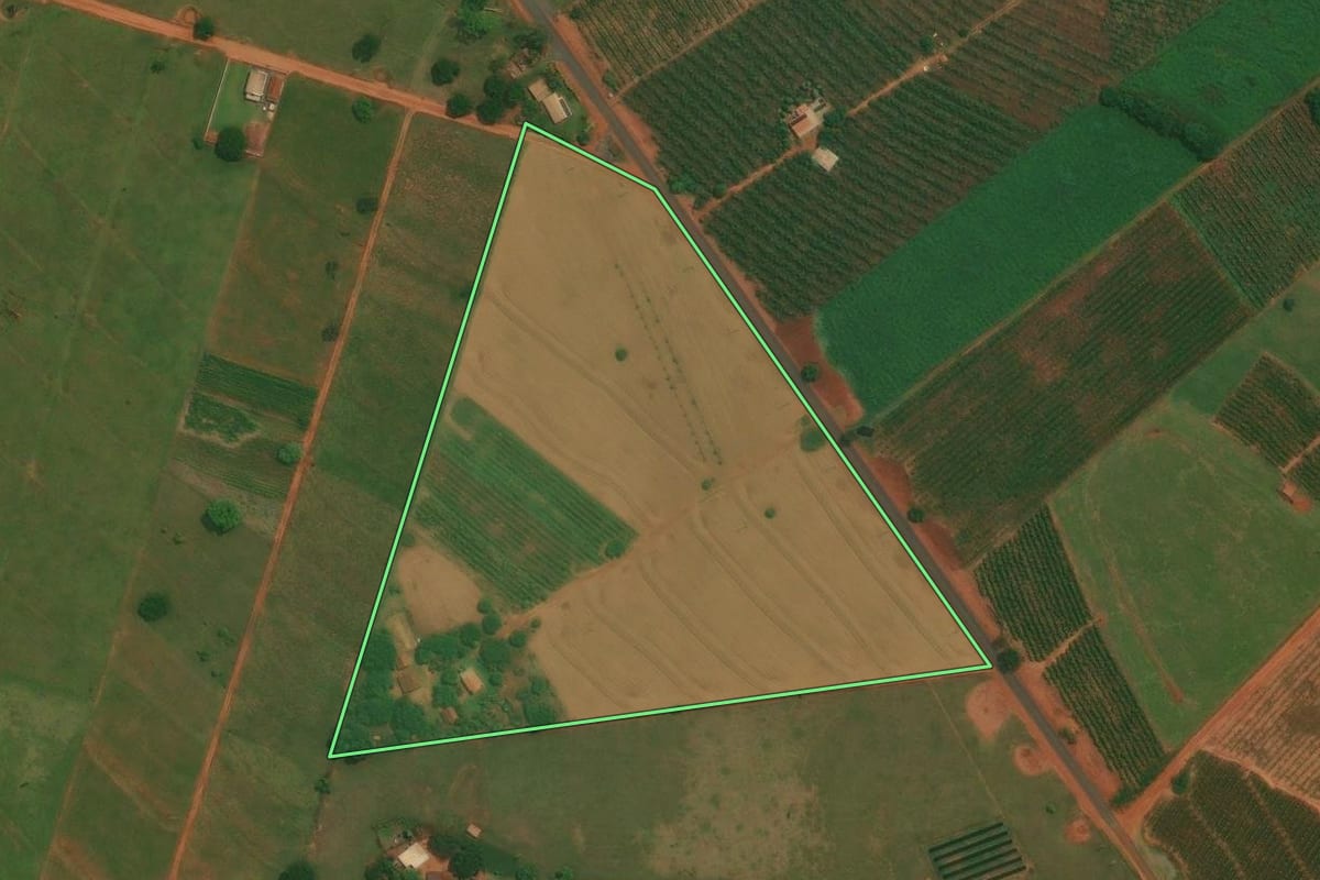Imagem de satélite do imóvel rural em São Jorge do Patrocínio (PR), com o contorno declarado no CAR desenhado por cima.