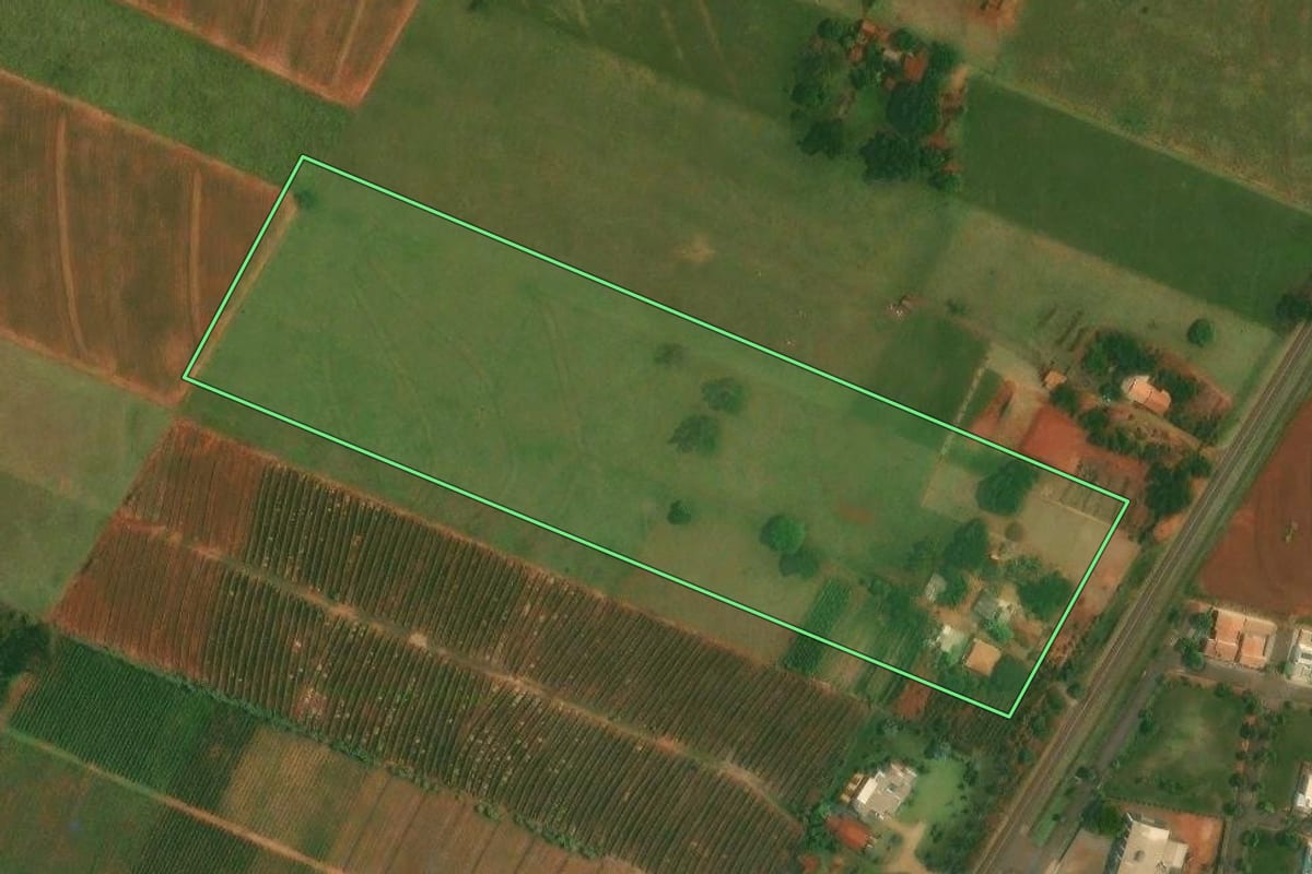 Imagem de satélite do imóvel rural em São Jorge do Patrocínio (PR), com o contorno declarado no CAR desenhado por cima.