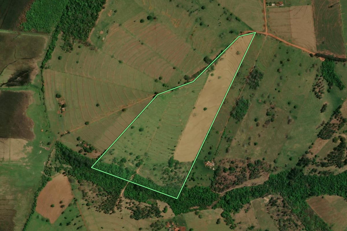 Imagem de satélite do imóvel rural em São Jorge do Patrocínio (PR), com o contorno declarado no CAR desenhado por cima.