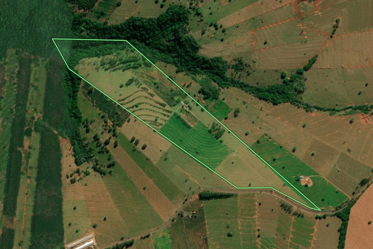 Imagem de satélite do imóvel rural em São Jorge do Patrocínio (PR), com o contorno declarado no CAR desenhado por cima.