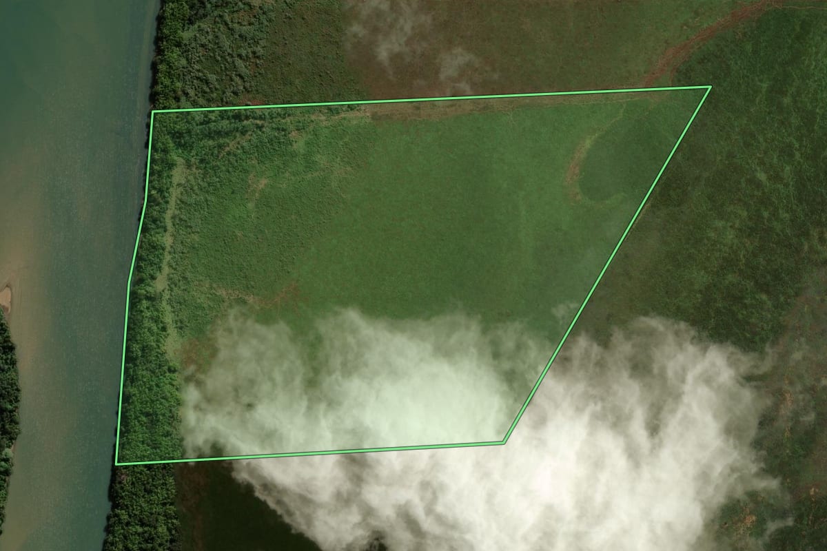 Imagem de satélite do imóvel rural em São Jorge do Patrocínio (PR), com o contorno declarado no CAR desenhado por cima.
