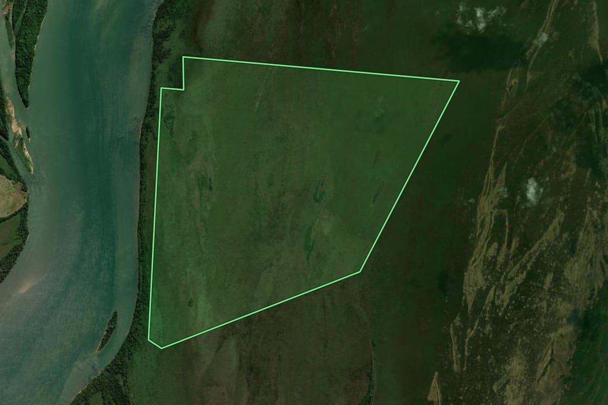Imagem de satélite do imóvel rural em São Jorge do Patrocínio (PR), com o contorno declarado no CAR desenhado por cima.