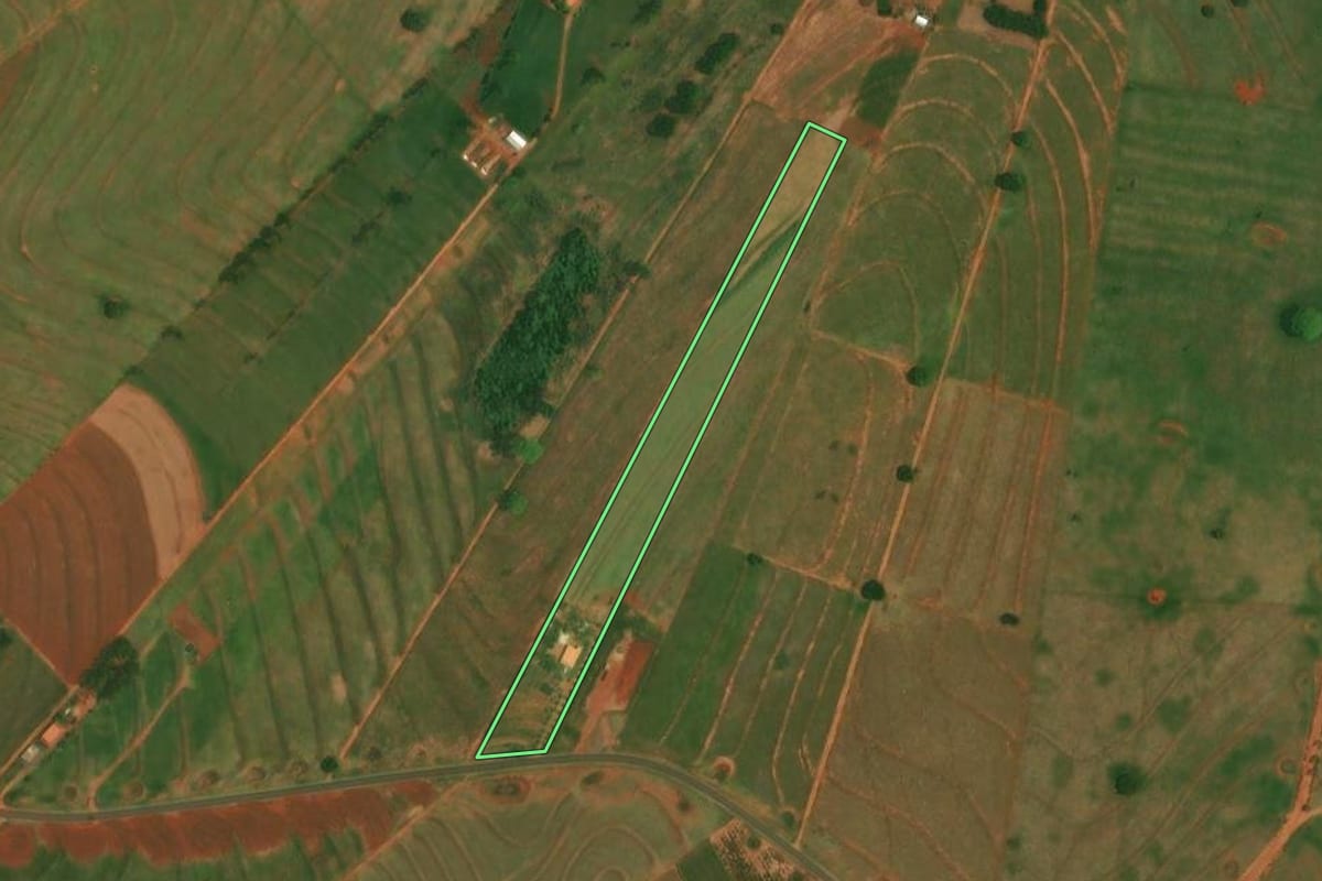 Imagem de satélite do imóvel rural em São Jorge do Patrocínio (PR), com o contorno declarado no CAR desenhado por cima.