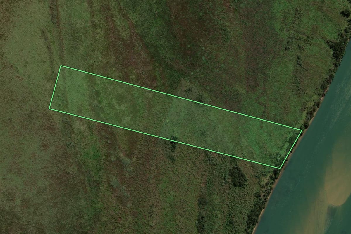 Imagem de satélite do imóvel rural em São Jorge do Patrocínio (PR), com o contorno declarado no CAR desenhado por cima.