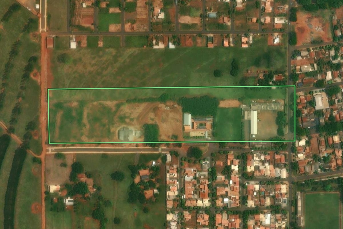 Imagem de satélite do imóvel rural em São Jorge do Patrocínio (PR), com o contorno declarado no CAR desenhado por cima.