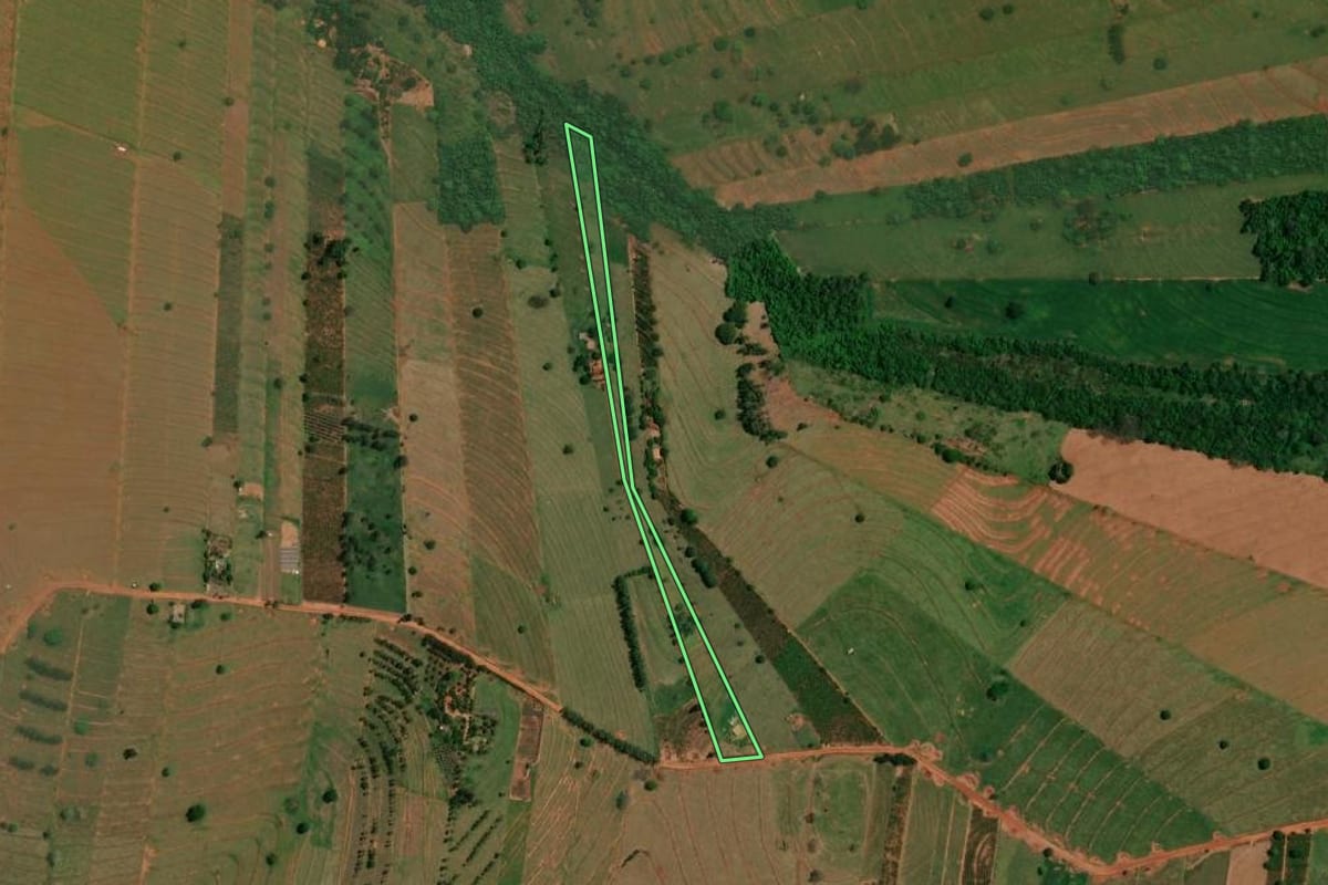 Imagem de satélite do imóvel rural em São Jorge do Patrocínio (PR), com o contorno declarado no CAR desenhado por cima.