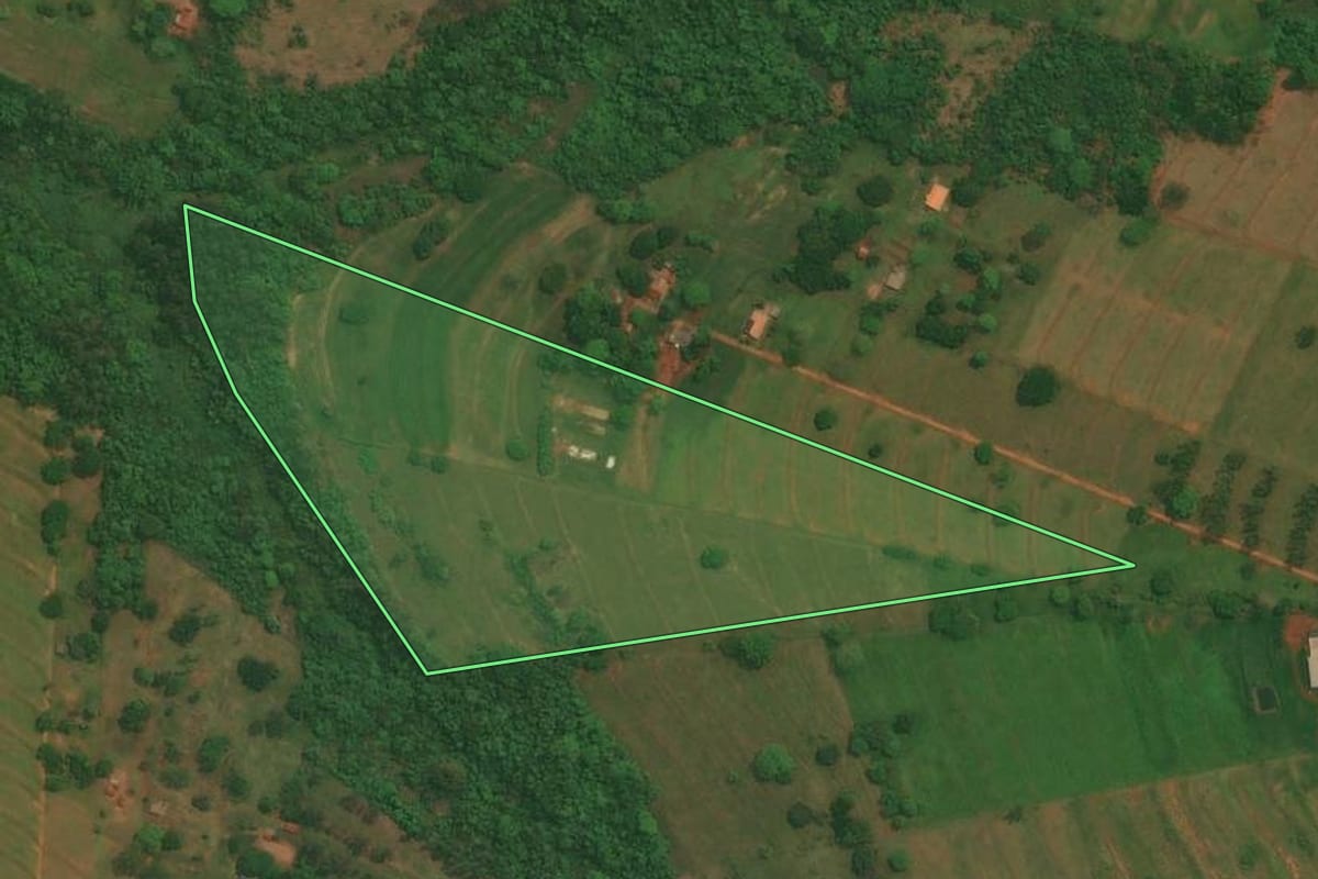 Imagem de satélite do imóvel rural em São Jorge do Patrocínio (PR), com o contorno declarado no CAR desenhado por cima.