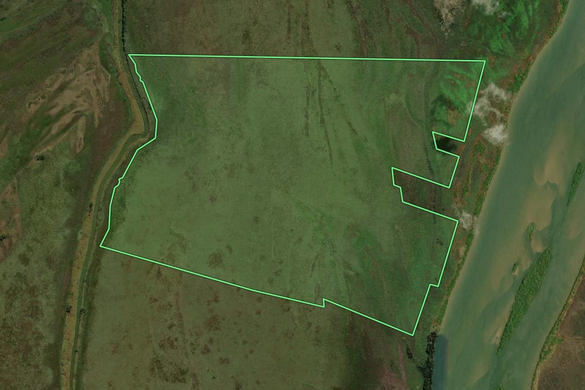 Imagem de satélite do imóvel rural em São Jorge do Patrocínio (PR), com o contorno declarado no CAR desenhado por cima.
