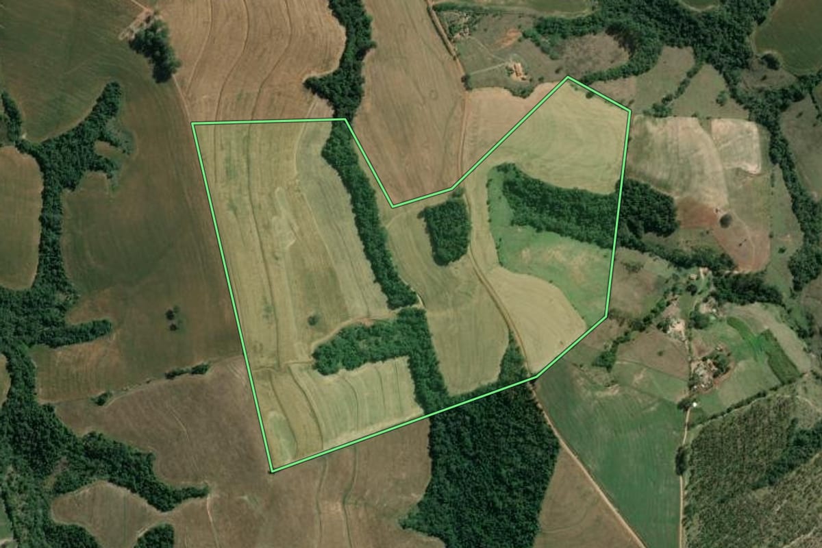 Imagem de satélite do imóvel rural em São José da Boa Vista (PR), com o contorno declarado no CAR desenhado por cima.