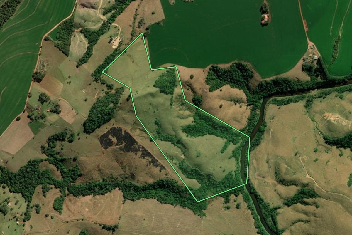 Imagem de satélite do imóvel rural em São José da Boa Vista (PR), com o contorno declarado no CAR desenhado por cima.