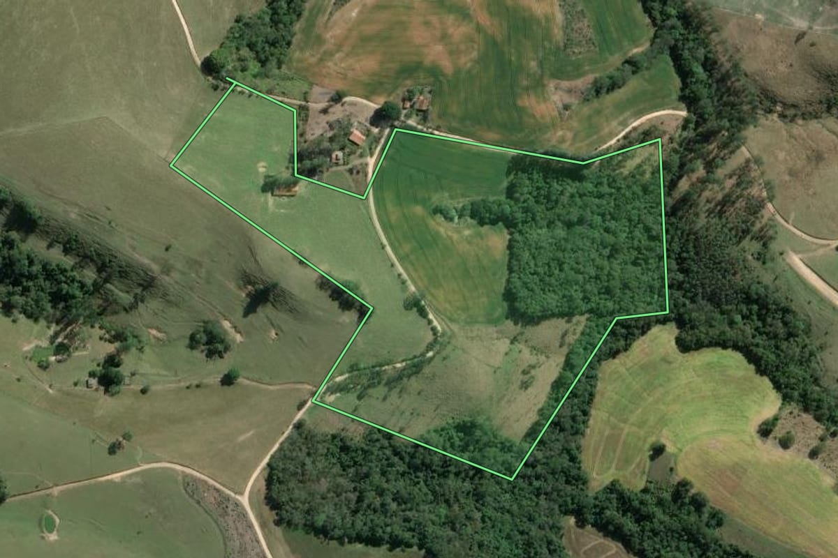 Imagem de satélite do imóvel rural em São José da Boa Vista (PR), com o contorno declarado no CAR desenhado por cima.