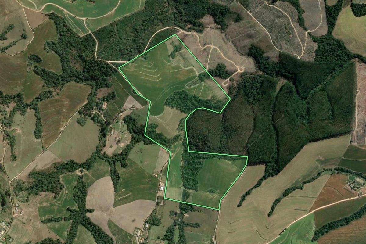 Imagem de satélite do imóvel rural em São José da Boa Vista (PR), com o contorno declarado no CAR desenhado por cima.
