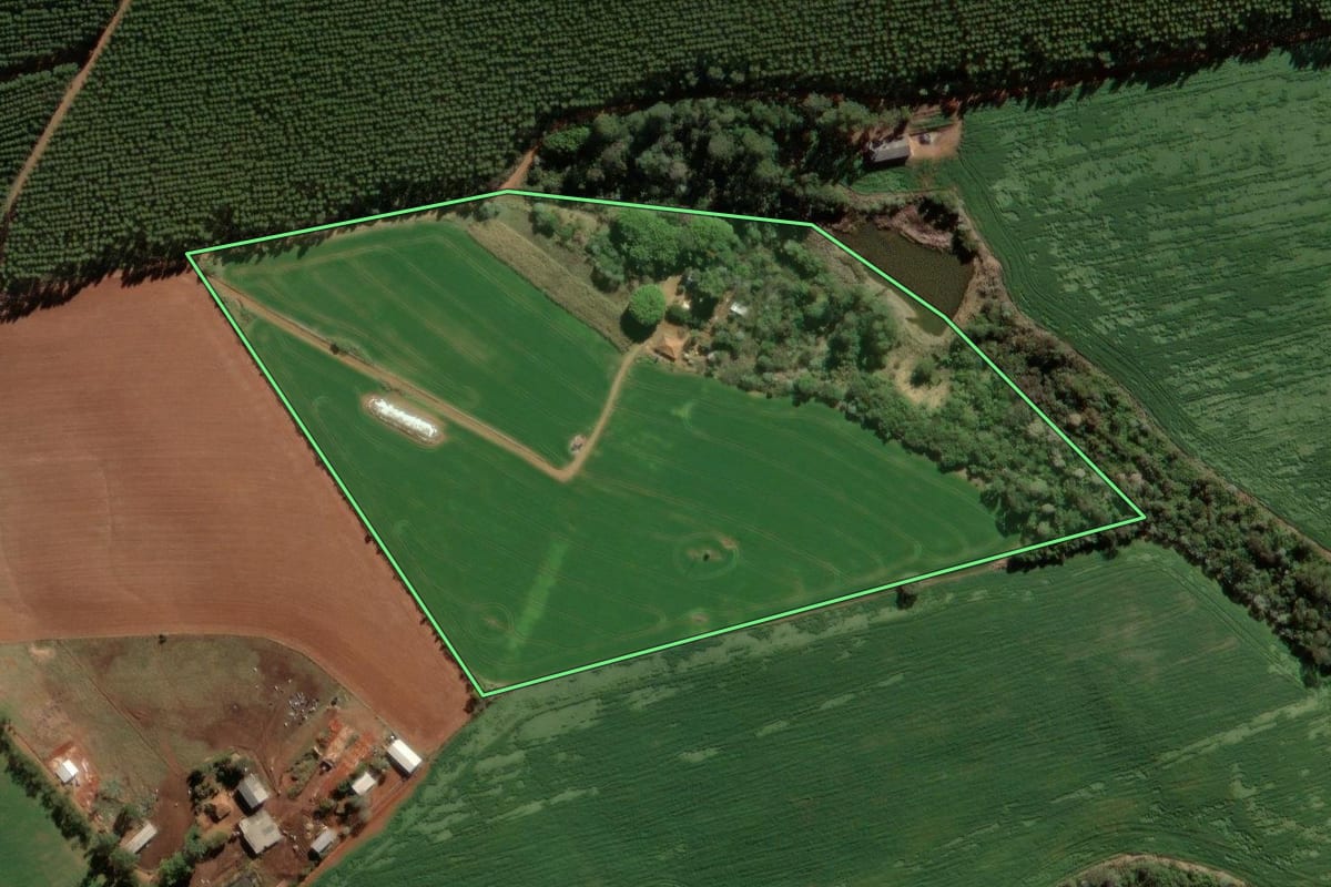 Imagem de satélite do imóvel rural em São José da Boa Vista (PR), com o contorno declarado no CAR desenhado por cima.
