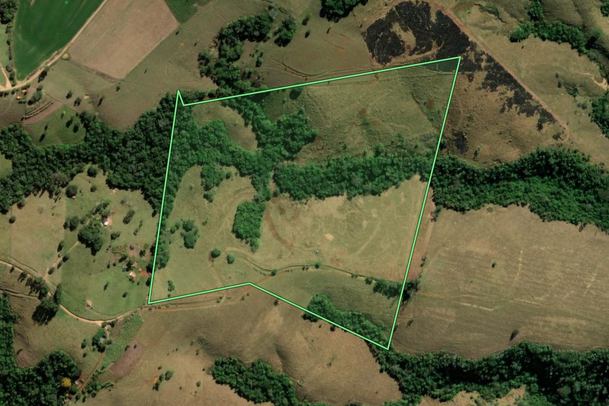 Imagem de satélite do imóvel rural em São José da Boa Vista (PR), com o contorno declarado no CAR desenhado por cima.