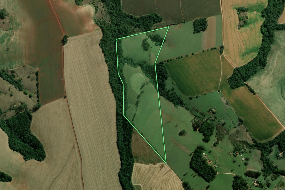 Imagem de satélite do imóvel rural em São José da Boa Vista (PR), com o contorno declarado no CAR desenhado por cima.