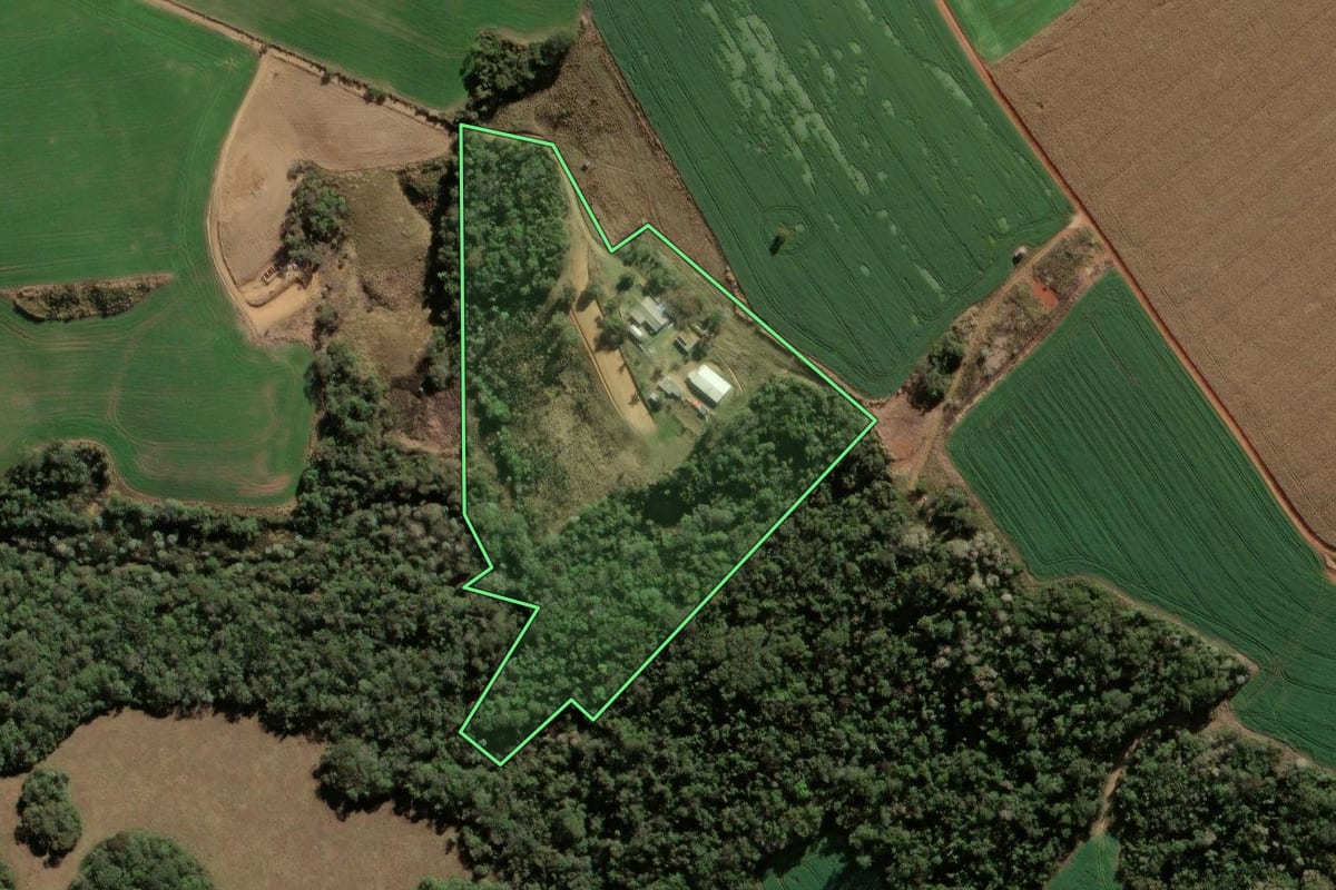 Imagem de satélite do imóvel rural em São José da Boa Vista (PR), com o contorno declarado no CAR desenhado por cima.