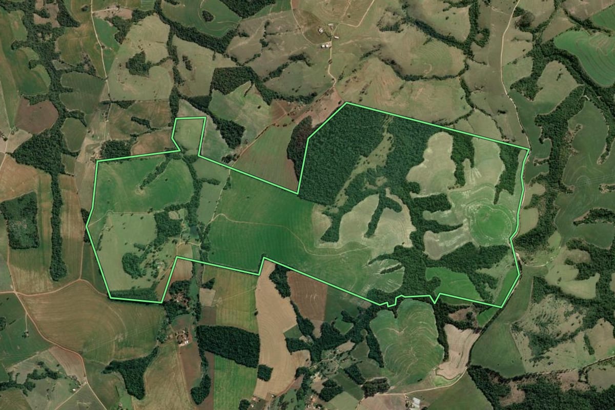 Imagem de satélite do imóvel rural em São José da Boa Vista (PR), com o contorno declarado no CAR desenhado por cima.
