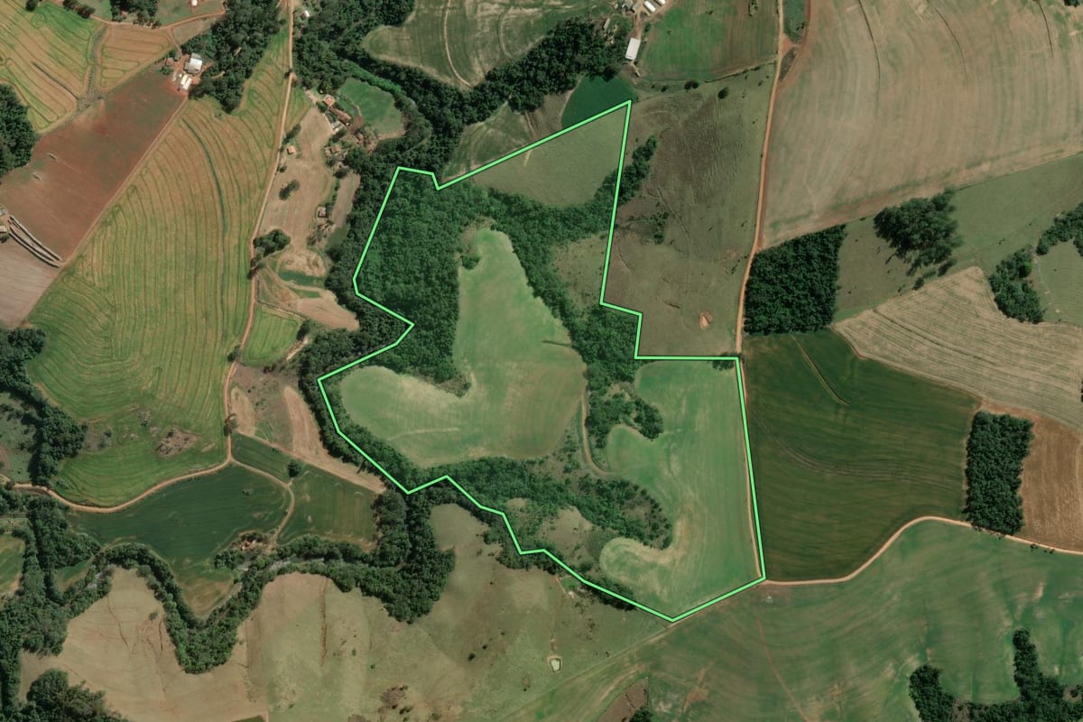 Imagem de satélite do imóvel rural em São José da Boa Vista (PR), com o contorno declarado no CAR desenhado por cima.
