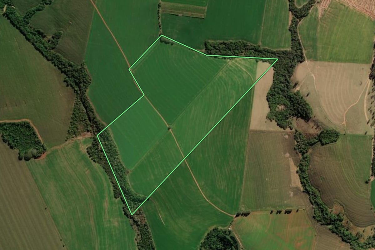 Imagem de satélite do imóvel rural em São José da Boa Vista (PR), com o contorno declarado no CAR desenhado por cima.