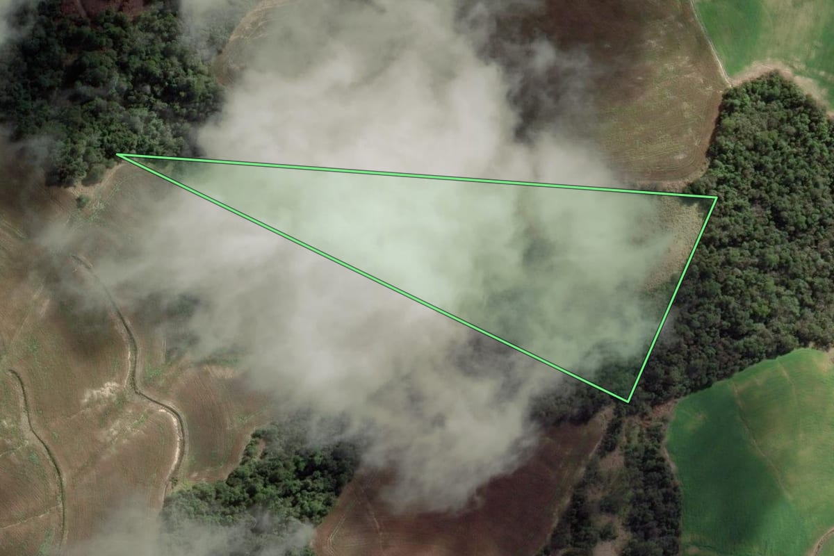 Imagem de satélite do imóvel rural em São José da Boa Vista (PR), com o contorno declarado no CAR desenhado por cima.