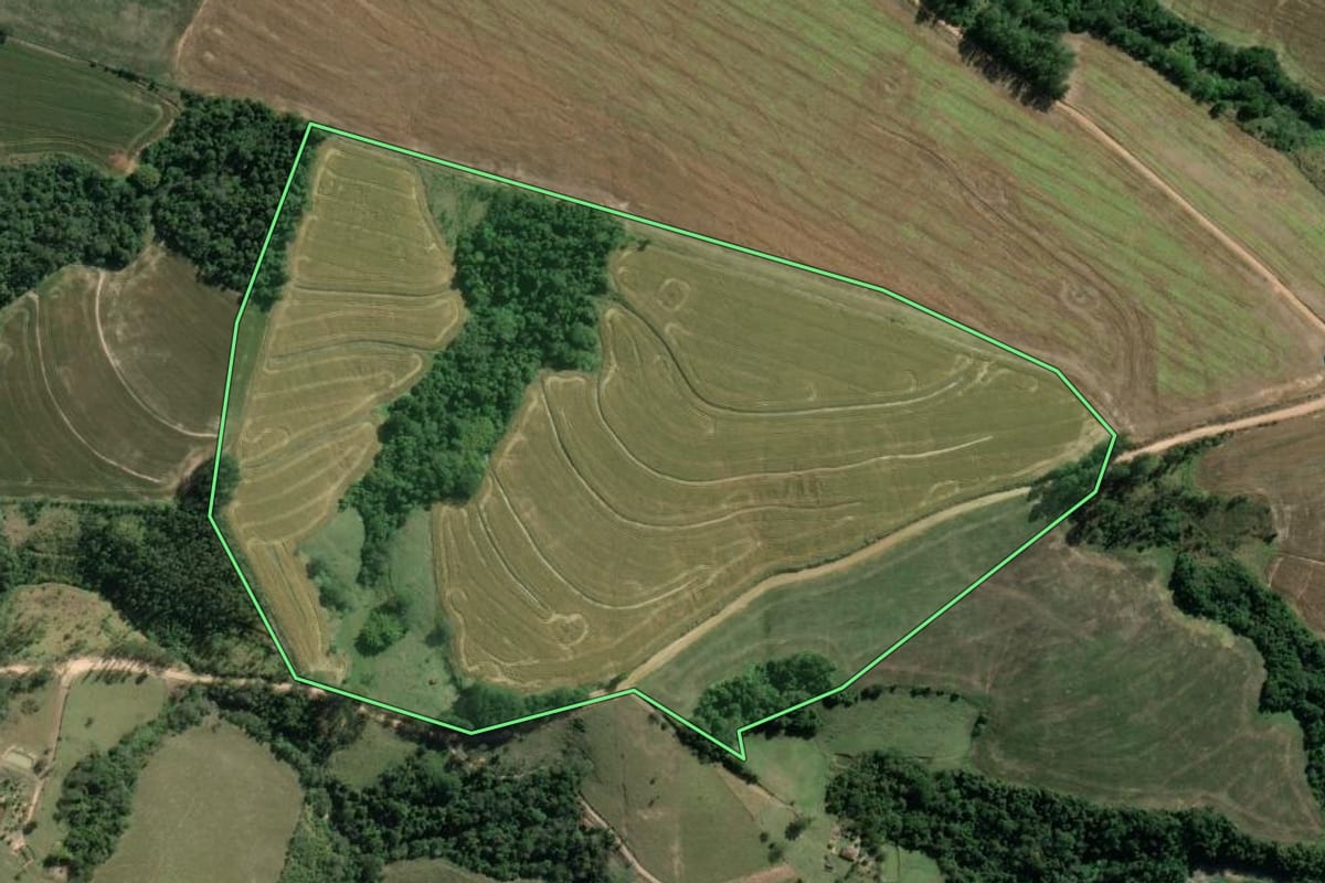 Imagem de satélite do imóvel rural em São José da Boa Vista (PR), com o contorno declarado no CAR desenhado por cima.