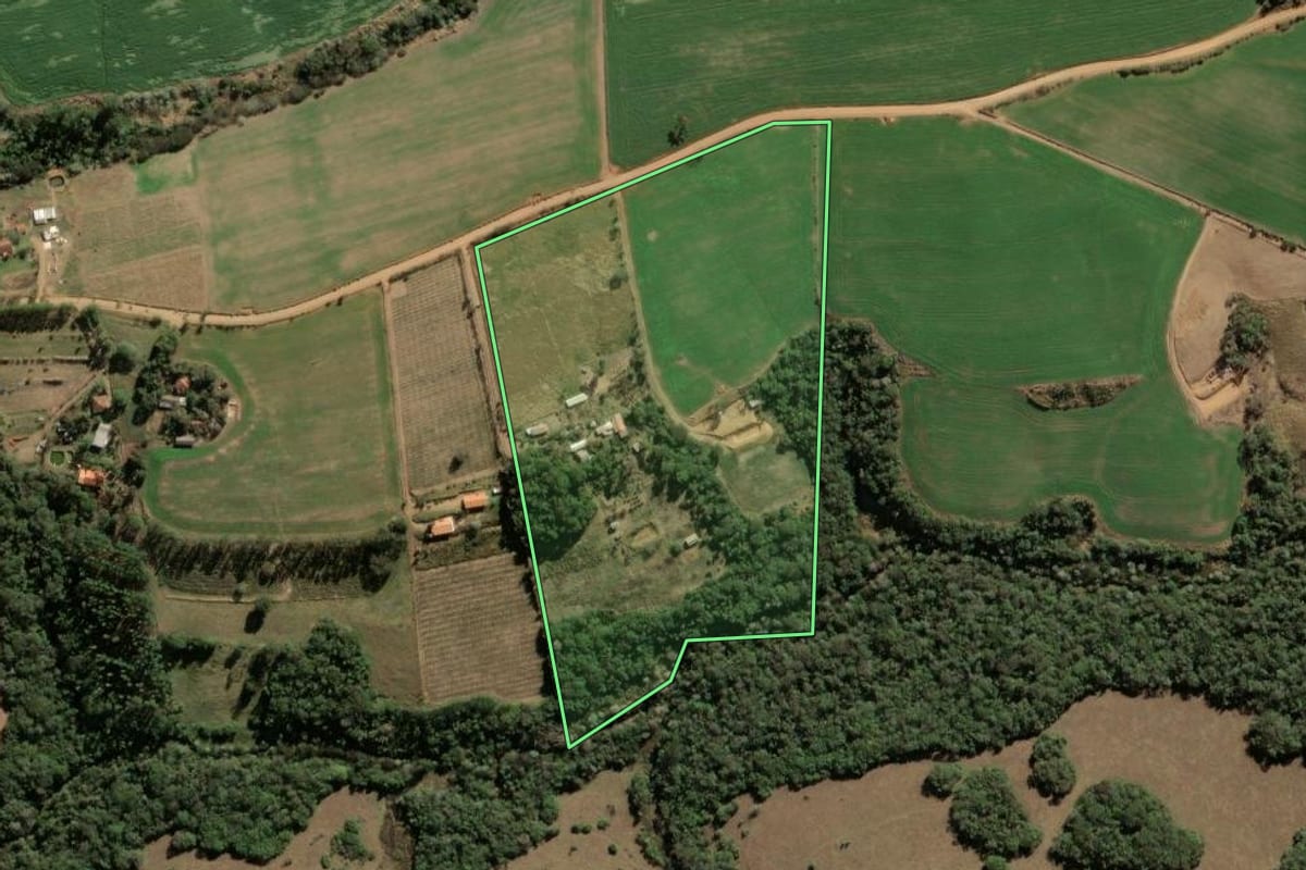 Imagem de satélite do imóvel rural em São José da Boa Vista (PR), com o contorno declarado no CAR desenhado por cima.