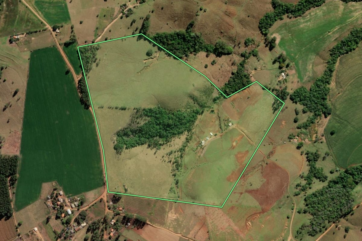 Imagem de satélite do imóvel rural em São José da Boa Vista (PR), com o contorno declarado no CAR desenhado por cima.
