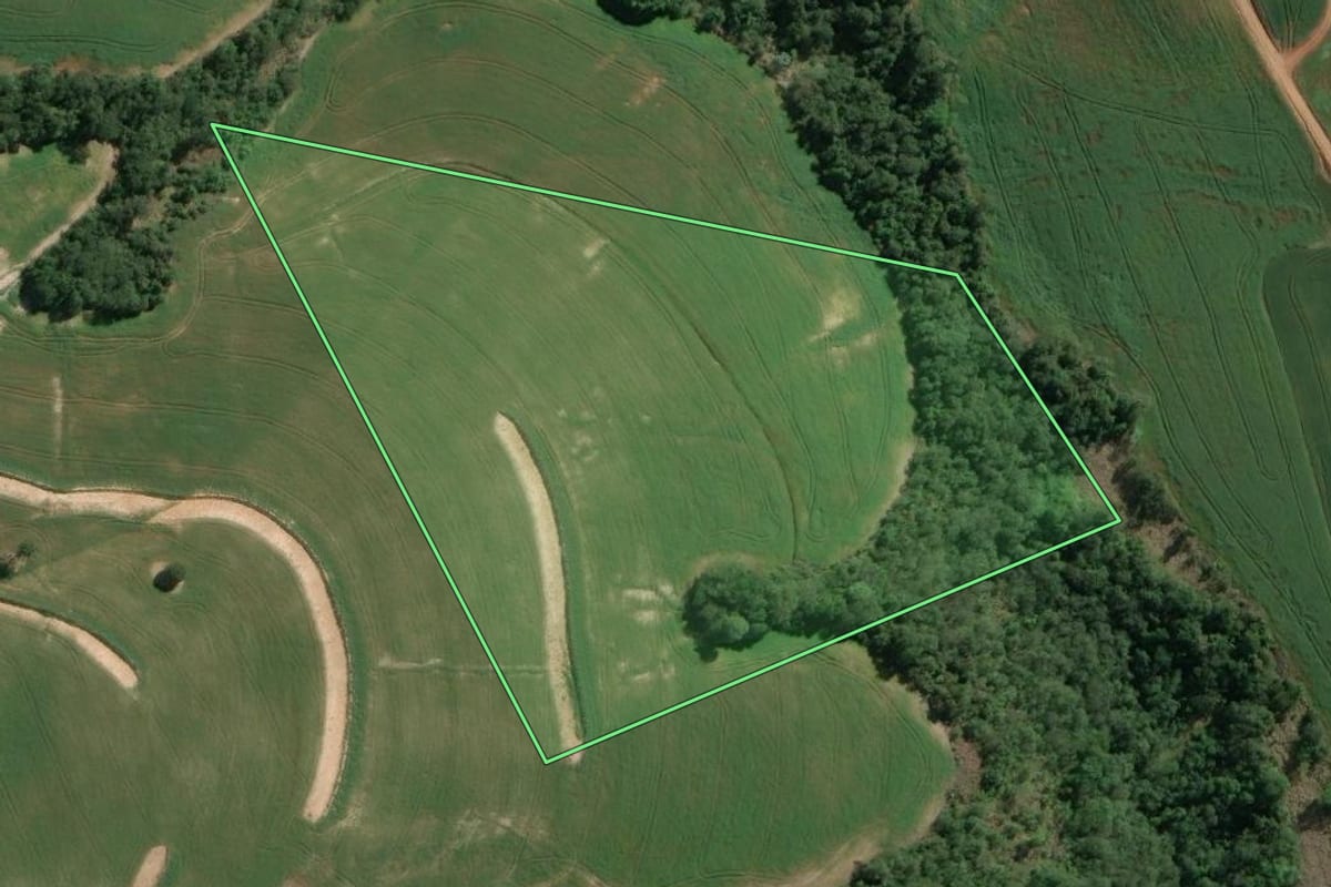 Imagem de satélite do imóvel rural em São José da Boa Vista (PR), com o contorno declarado no CAR desenhado por cima.