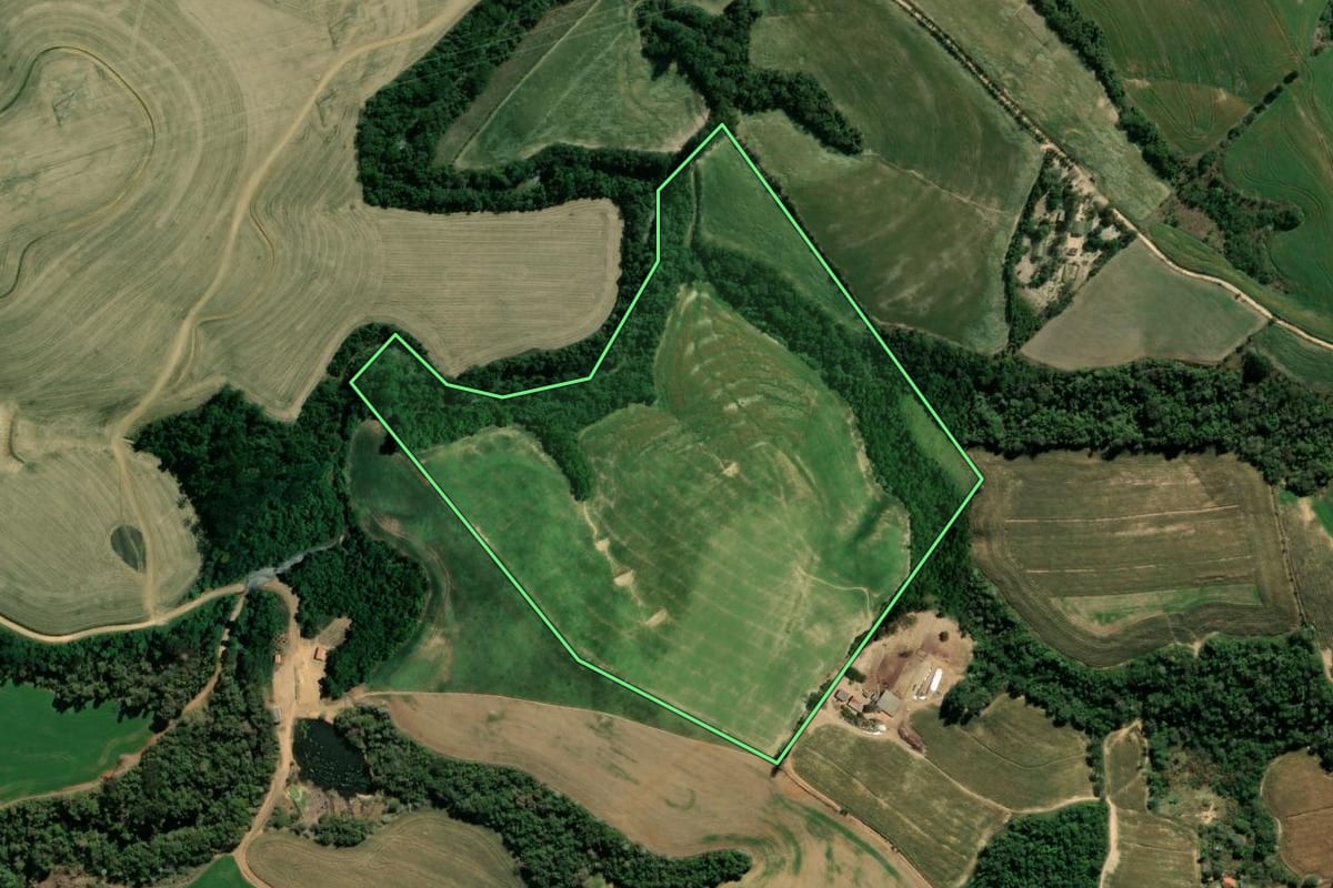 Imagem de satélite do imóvel rural em São José da Boa Vista (PR), com o contorno declarado no CAR desenhado por cima.