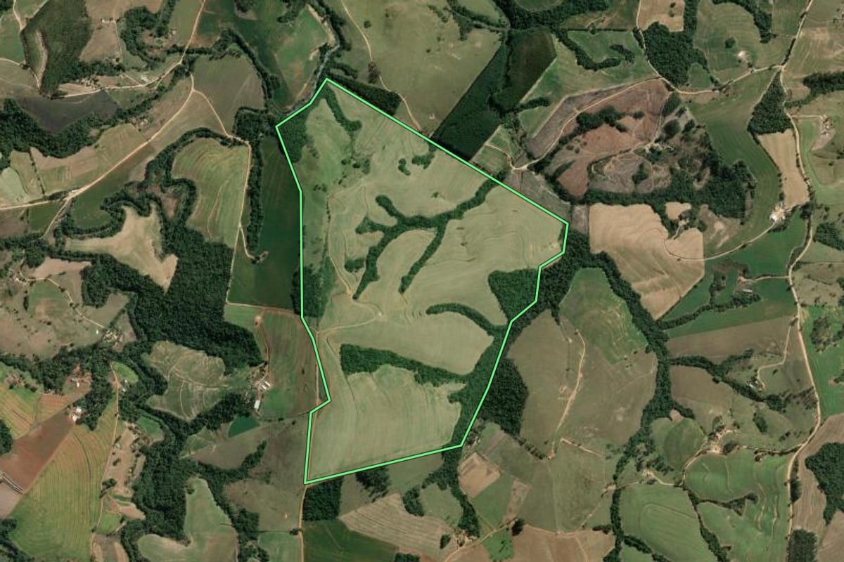 Imagem de satélite do imóvel rural em São José da Boa Vista (PR), com o contorno declarado no CAR desenhado por cima.