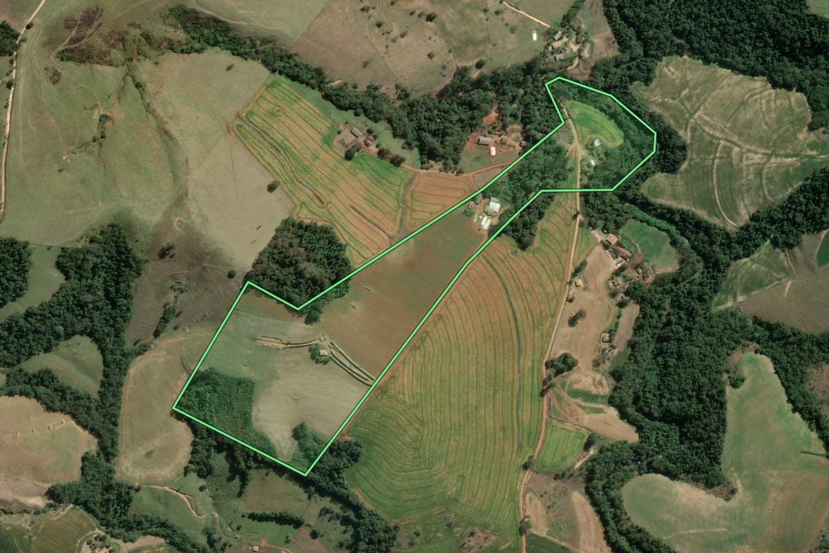 Imagem de satélite do imóvel rural em São José da Boa Vista (PR), com o contorno declarado no CAR desenhado por cima.