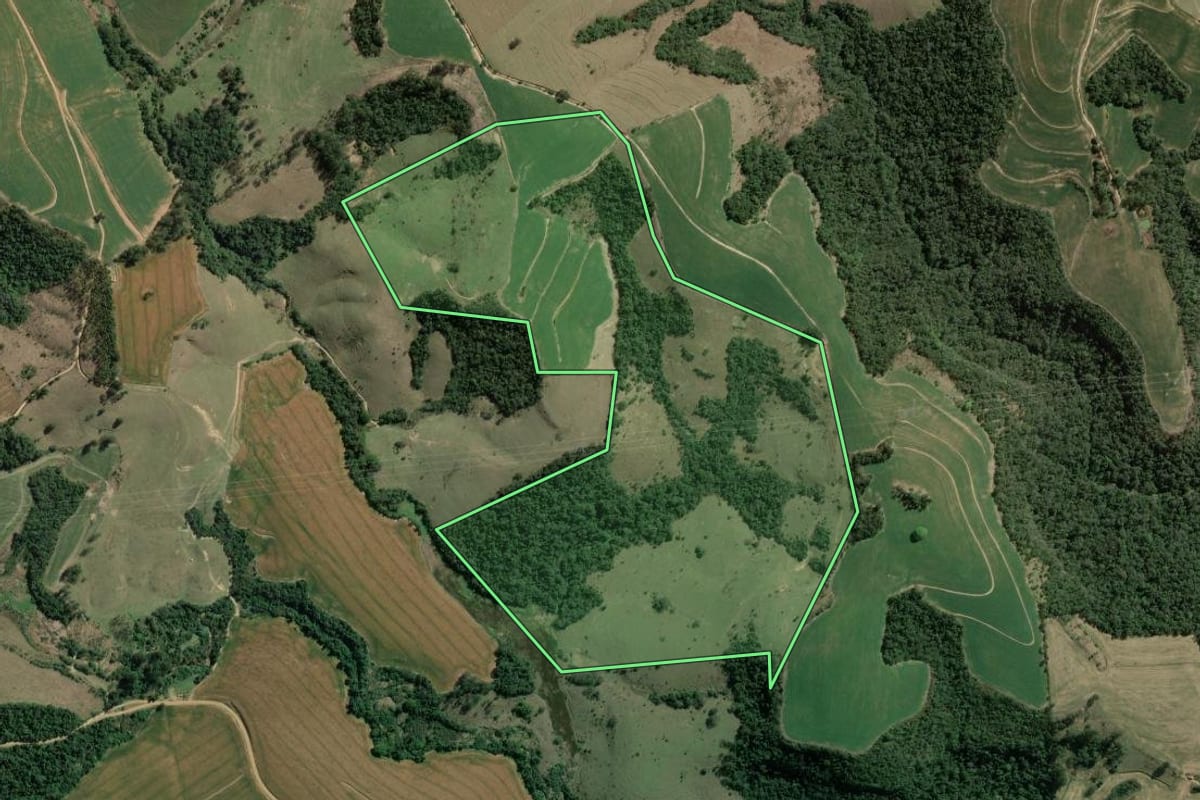 Imagem de satélite do imóvel rural em São José da Boa Vista (PR), com o contorno declarado no CAR desenhado por cima.