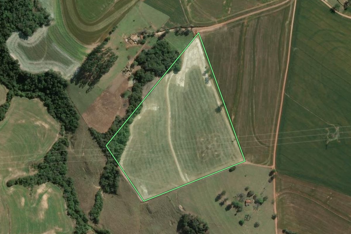 Imagem de satélite do imóvel rural em São José da Boa Vista (PR), com o contorno declarado no CAR desenhado por cima.