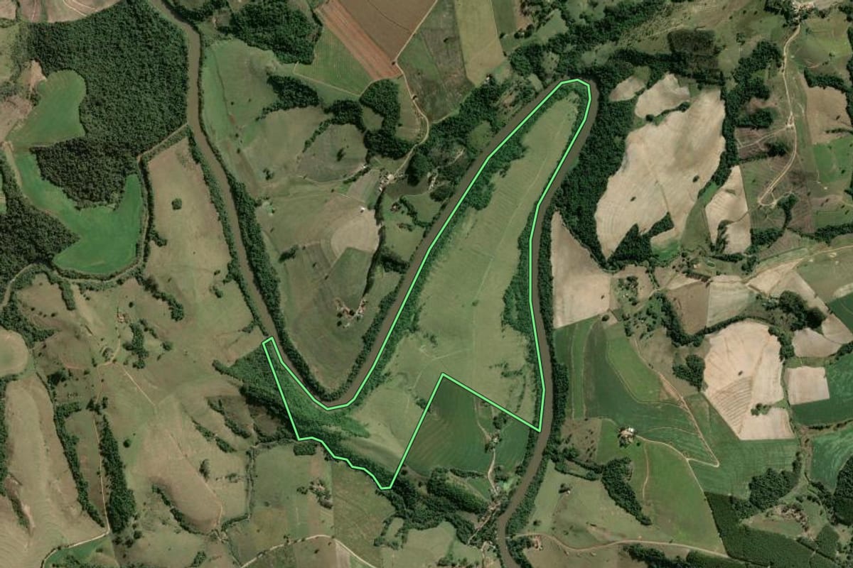 Imagem de satélite do imóvel rural em São José da Boa Vista (PR), com o contorno declarado no CAR desenhado por cima.