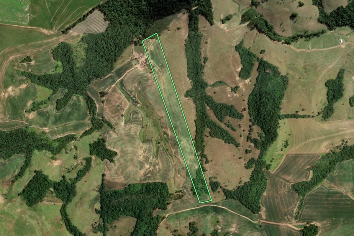 Imagem de satélite do imóvel rural em São José da Boa Vista (PR), com o contorno declarado no CAR desenhado por cima.